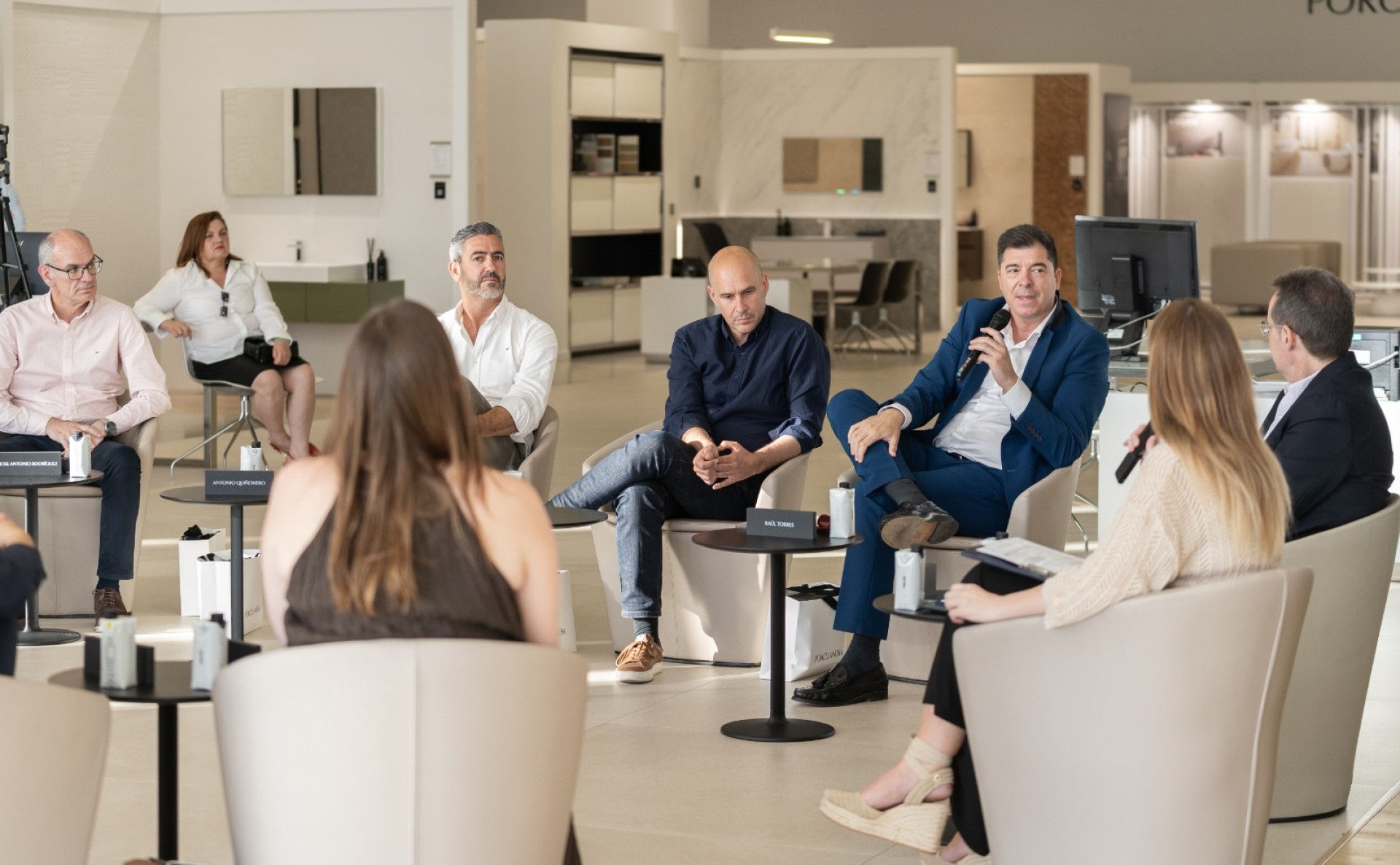 Mesa redonda de arquitectura Porcelanosa Murcia: la visión de Torres y Asociados sobre innovación y diseño contemporáneo.